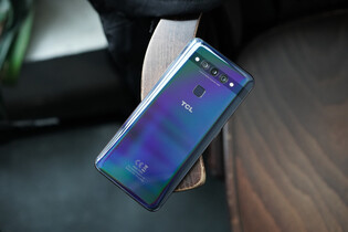 TCL Plex získává Android 10. Aktualizace vám vnutí i dvě aplikace navíc