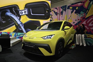 BYD začal prodávat elektromobil pod půl milionu korun