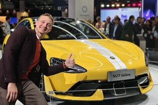 Marketing po čínsku? Šéf Xiaomi vzal elektromobil a jel s ním 260 km/h na dálnici