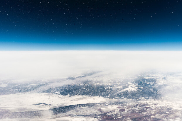 Čínská raketa vstoupila do atmosféry a hořící kusy svítily na obloze